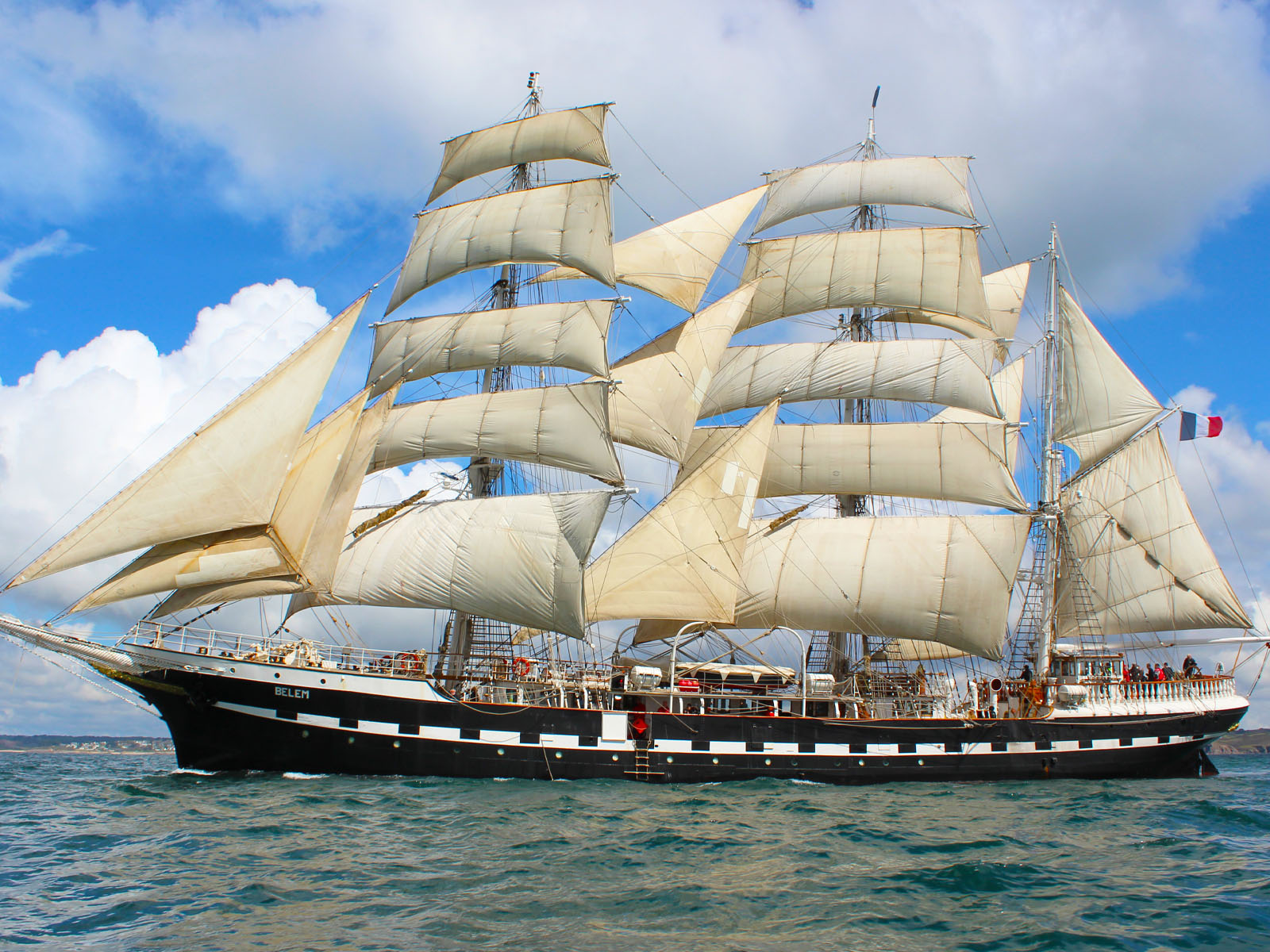 Le Belem arrive en France avec la flamme olympique